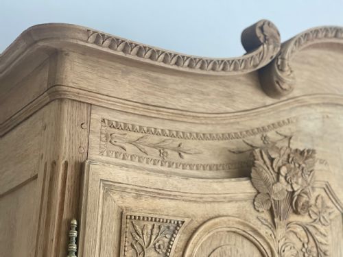 ANTIQUE FRENCH OAK ARMOIRE WITH HANGING RAIL - ADDITIONAL PHOTO 1