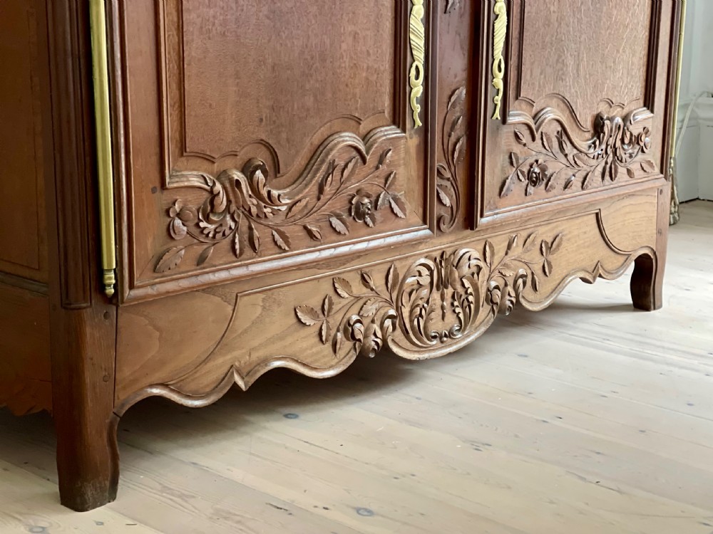 Antique French oak armoire with hanging rail View V