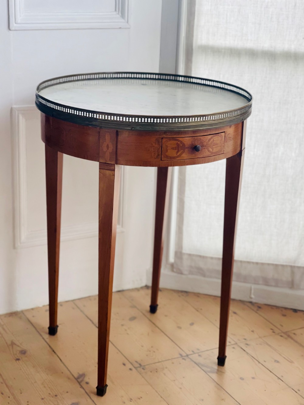 Antique French round marble table