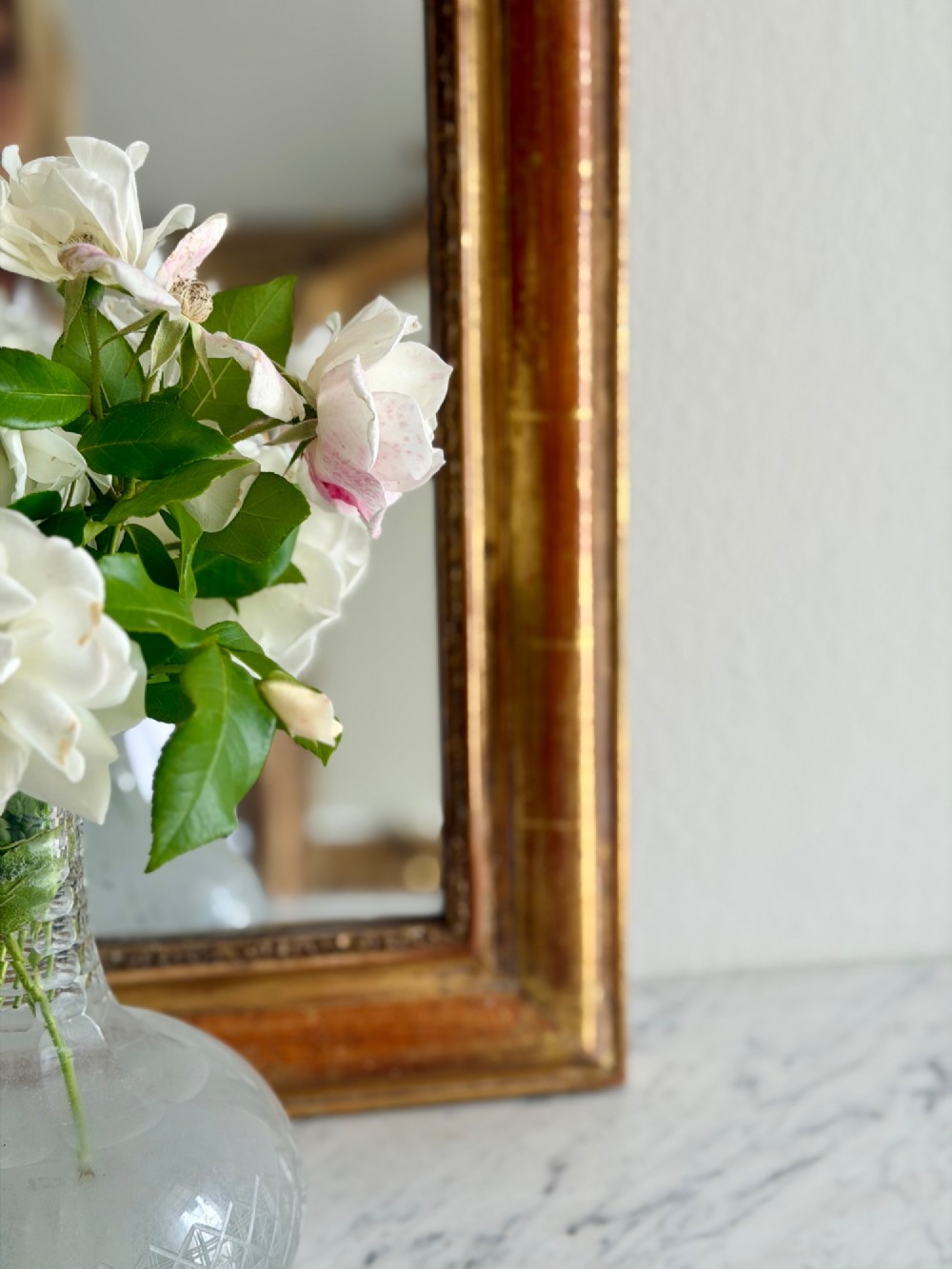 An antique French Louis Philippe wall mirror with a gold leaf gilded wooden frame featuring rounded upper corners and a beaded inner edge. View VIII