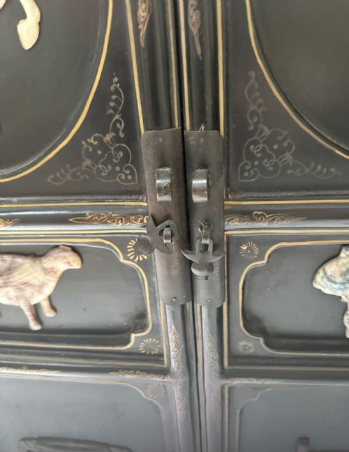 PAIR OF CHINOISERIE CABINETS - ADDITIONAL PHOTO 6