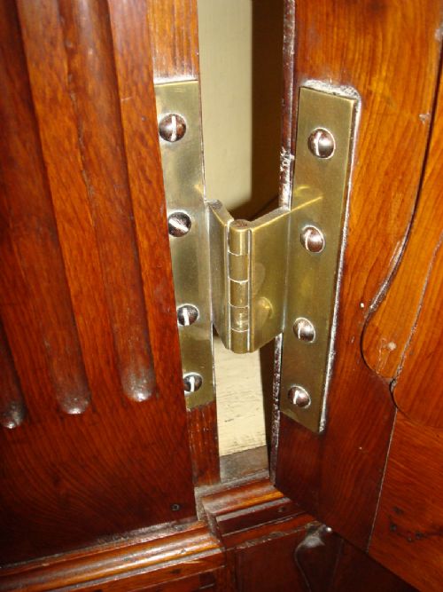 GEORGIAN IRISH YEW WOOD STANDING CORNER CUPBOARD - ADDITIONAL PHOTO 8