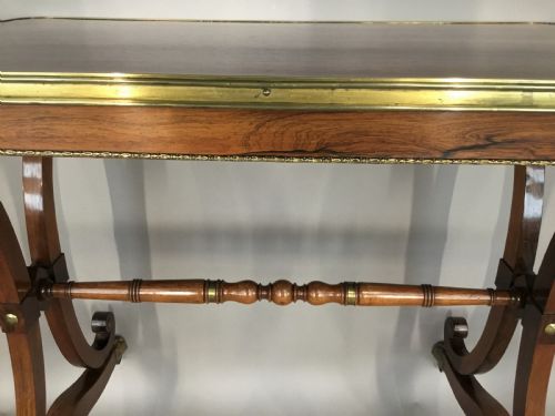 A SMART REGENCY ROSEWOOD BRASS MOUNTED CENTRE TABLE - ADDITIONAL PHOTO 4