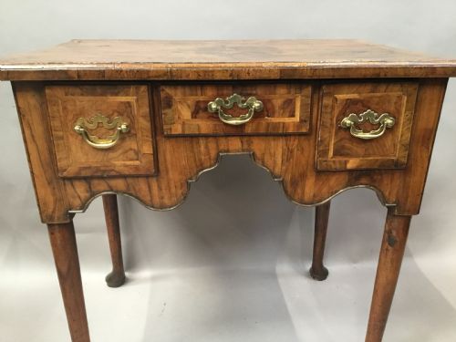 GEORGE I FIGURED WALNUT LOWBOY IN VERY ORIGINAL CONDITION - ADDITIONAL PHOTO 4