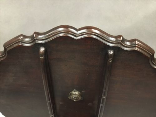 GEORGE III MAHOGANY PIECRUST TRIPOD TABLE IN THE MANNER OF CHIPPENDALE - ADDITIONAL PHOTO 6