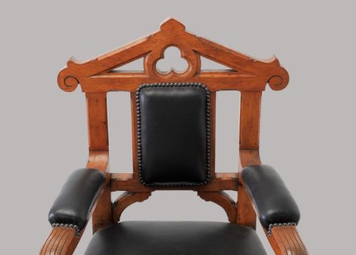 C19TH PAIR OF GOLDEN OAK AND LEATHER OPEN ARMCHAIRS IN THE GOTHIC MANNER - ADDITIONAL PHOTO 5