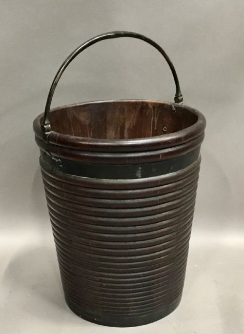C18TH IRISH MAHOGANY LARGE PEAT BUCKET OF RARE RIBBED FORM IN ORIGINAL UNTOUCHED CONDITION - ADDITIONAL PHOTO 4
