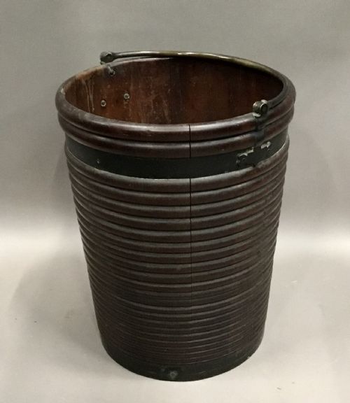 C18TH IRISH MAHOGANY LARGE PEAT BUCKET OF RARE RIBBED FORM IN ORIGINAL UNTOUCHED CONDITION - ADDITIONAL PHOTO 14