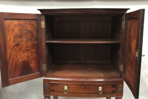 REGENCY MAHOGANY BOW FRONTED CABINET ON STAND OF COMPACT PROPORTIONS - ADDITIONAL PHOTO 18