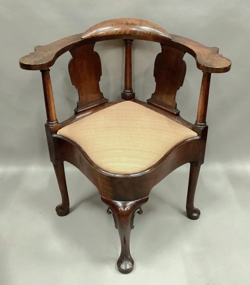 GEORGE I WALNUT CORNER CHAIR DESIGNED AS A DESKREADING CHAIR - ADDITIONAL PHOTO 1