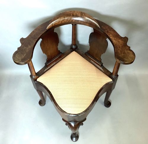 GEORGE I WALNUT CORNER CHAIR DESIGNED AS A DESKREADING CHAIR - ADDITIONAL PHOTO 6
