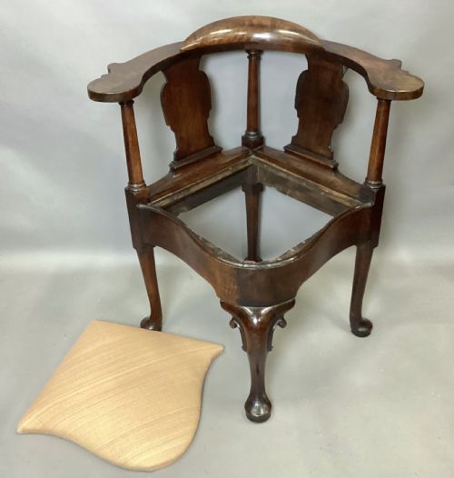 GEORGE I WALNUT CORNER CHAIR DESIGNED AS A DESKREADING CHAIR - ADDITIONAL PHOTO 14