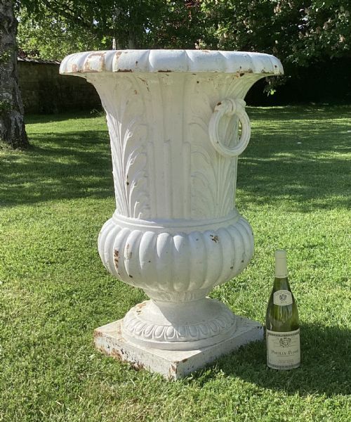LARGE C19TH CAST IRON GARDEN URN OF AN UNUSUAL DESIGN - ADDITIONAL PHOTO 1