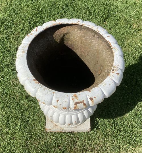 LARGE C19TH CAST IRON GARDEN URN OF AN UNUSUAL DESIGN - ADDITIONAL PHOTO 7