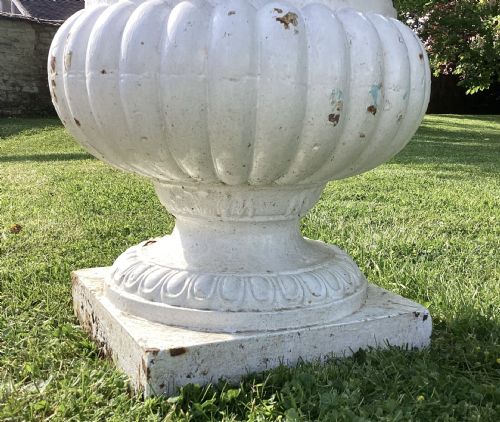 LARGE C19TH CAST IRON GARDEN URN OF AN UNUSUAL DESIGN - ADDITIONAL PHOTO 8