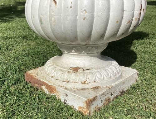 LARGE C19TH CAST IRON GARDEN URN OF AN UNUSUAL DESIGN - ADDITIONAL PHOTO 9