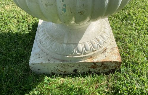 LARGE C19TH CAST IRON GARDEN URN OF AN UNUSUAL DESIGN - ADDITIONAL PHOTO 10