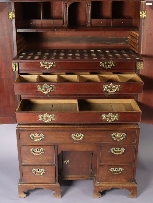 GEORGE II RED WALNUT GENTLEMAN'S LIBRARYCOLLECTORS CABINET RARE DIMINUTIVE PROPORTIONS - ADDITIONAL PHOTO 5