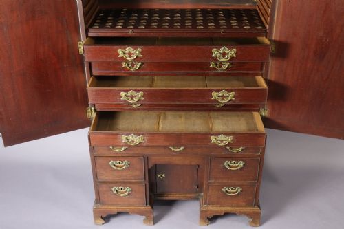 GEORGE II RED WALNUT GENTLEMAN'S LIBRARYCOLLECTORS CABINET RARE DIMINUTIVE PROPORTIONS - ADDITIONAL PHOTO 8
