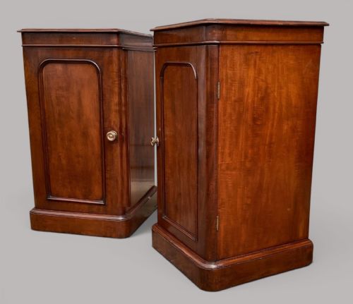 GEORGE IV PAIR OF MAHOGANY PEDESTAL BEDSIDE CUPBOARDS ATTRIBUTED TO HOLLAND SONS