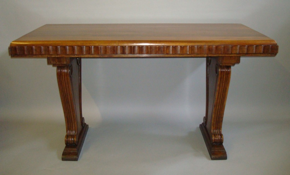 Stylish early C20th walnut centre table
