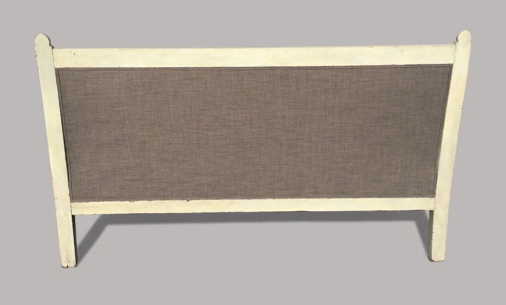 A 19th-century Italian Neoclassical cream painted and giltwood settee upholstered in neutral grey linen fabric. View VII