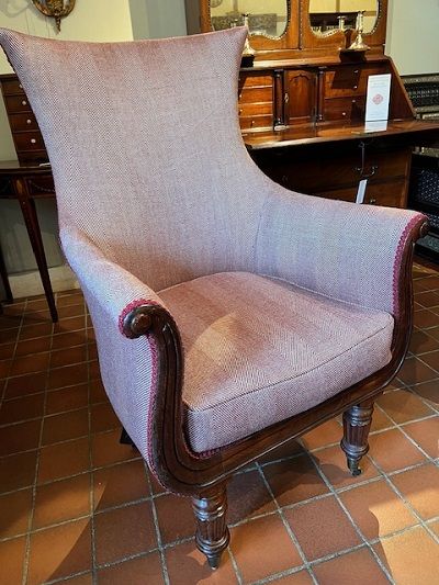 AN EARLY 19TH CENTURY WILLIAM IV MAHOGANY ARMCHAIR WITH OUTSCROLLED BACK AND ARMS ON TURNED REEDED LEGS CIRCA 1835