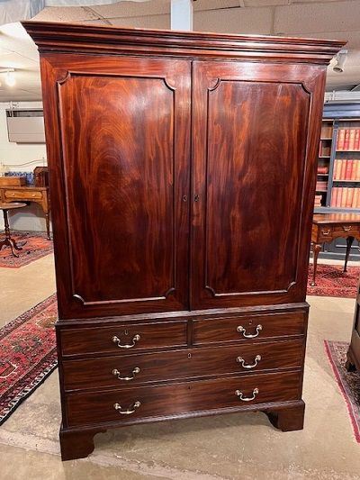 A LATE 18T CENTURY GEORGE III MAHOGANY LINEN PRESS APPLIED RE ENTRANT MOULDINGS CIRCA 1780
