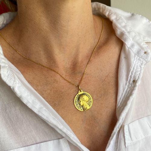 fig 1. Art Nouveau Plique-à-Jour Medal Pendant, circa 1920