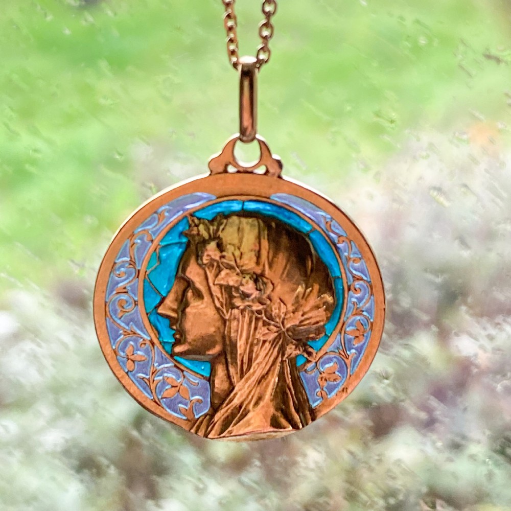 Art Nouveau Plique-à-Jour Medal Pendant, circa 1920 View IV