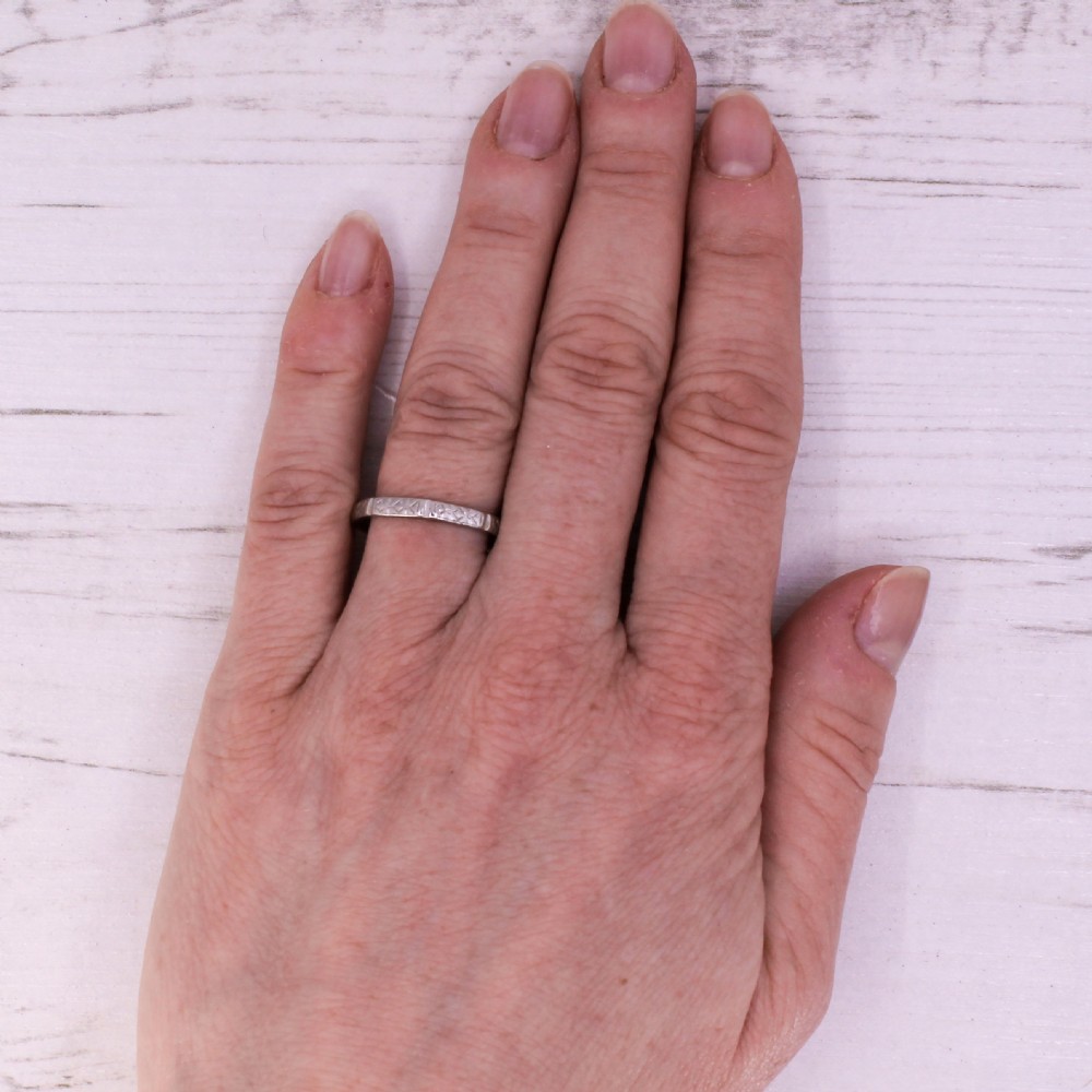 Vintage Engraved Platinum Wedding Band Ring, circa 1915 View III