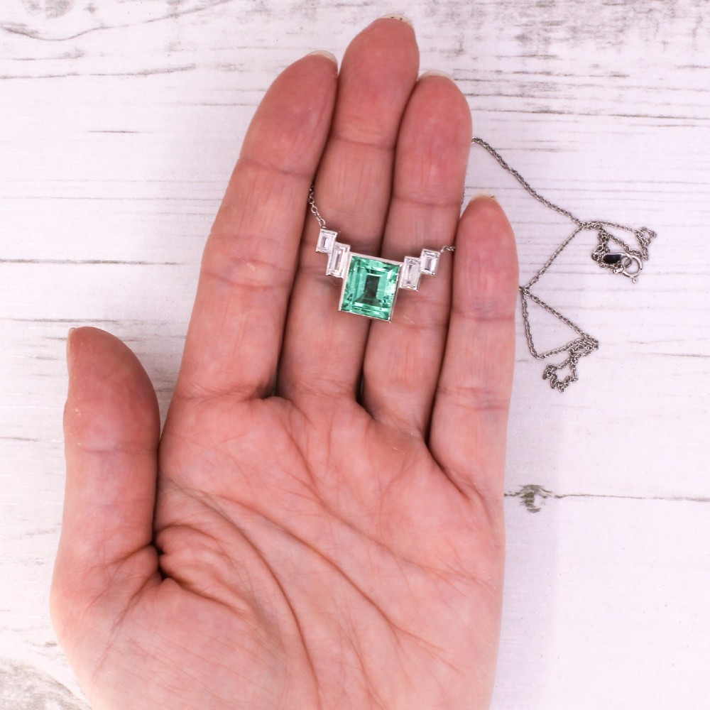 Art Deco 5.70 Carat Minor Oil Emerald & Diamond Pendant, circa 1930 View VIII