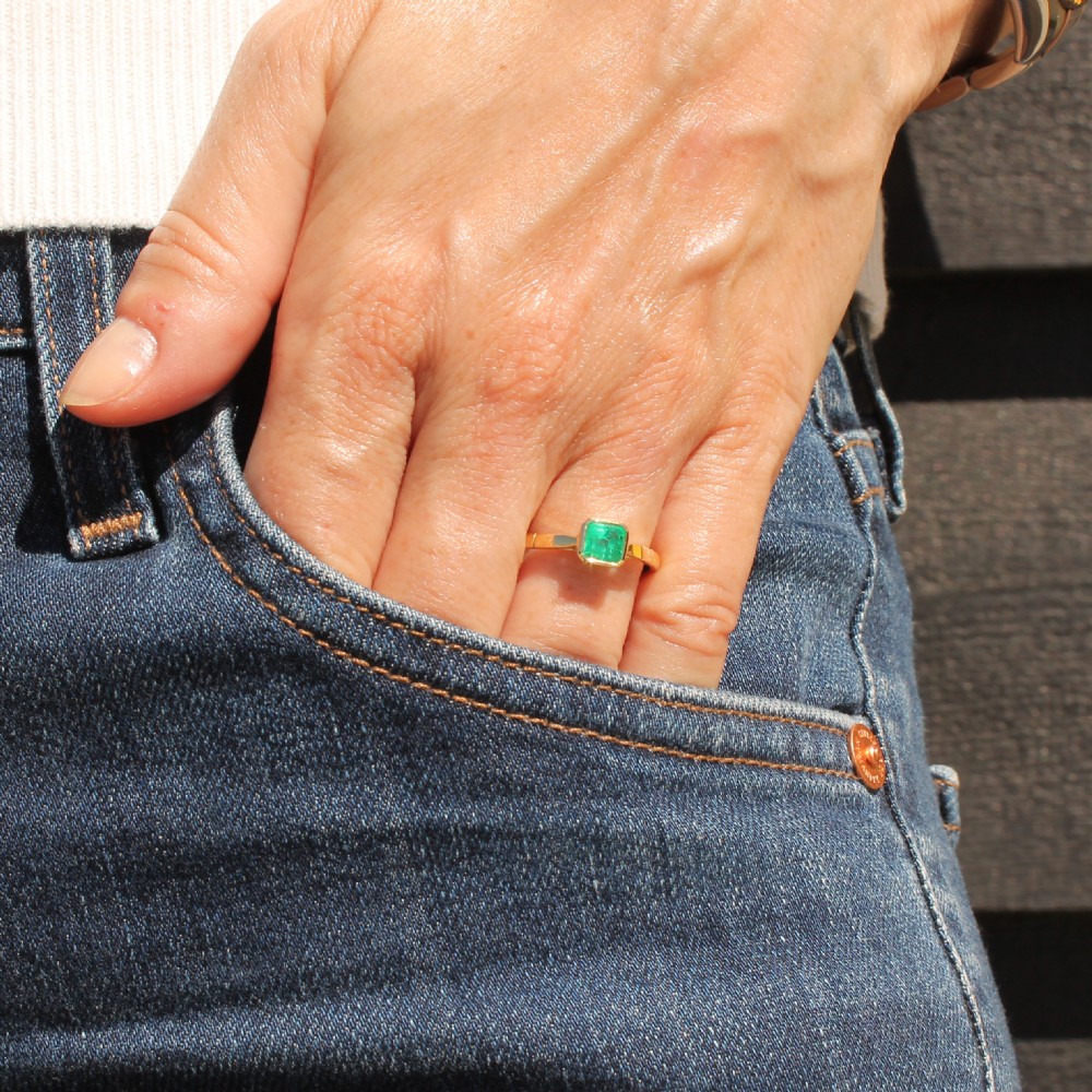 Art Deco 0.72 Carat Minor Oil Colombian Emerald Ring, circa 1930 View II