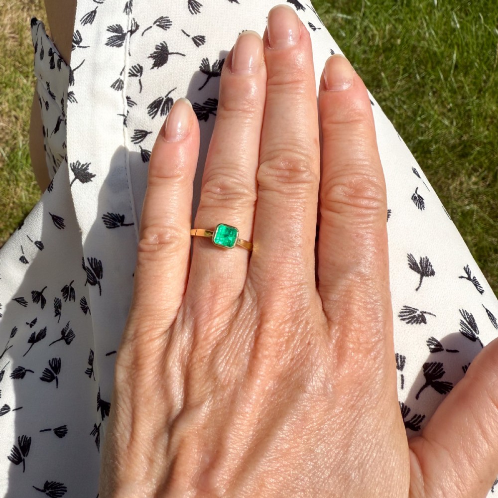 Art Deco 0.72 Carat Minor Oil Colombian Emerald Ring, circa 1930 View VI