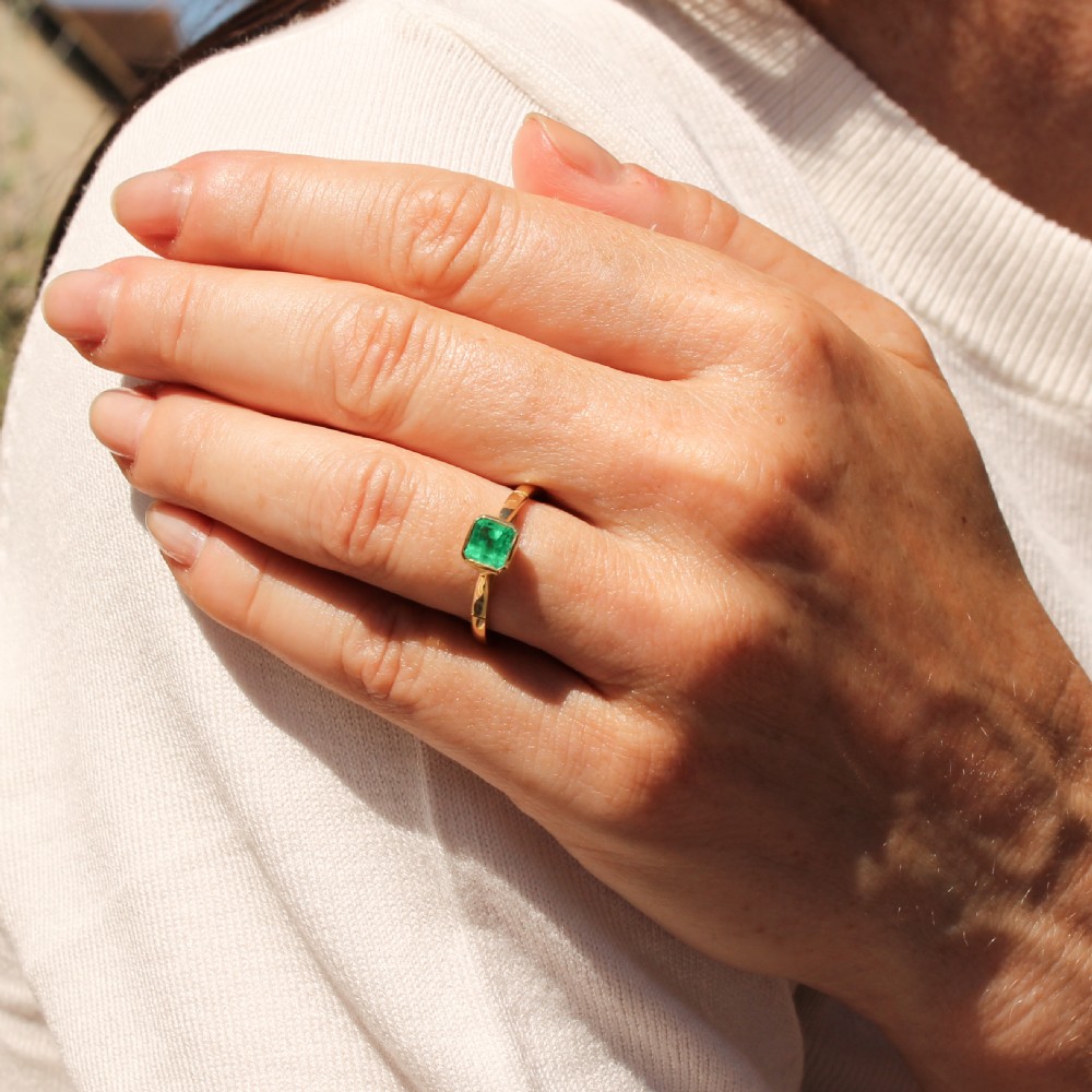 Art Deco 0.72 Carat Minor Oil Colombian Emerald Ring, circa 1930 View VII