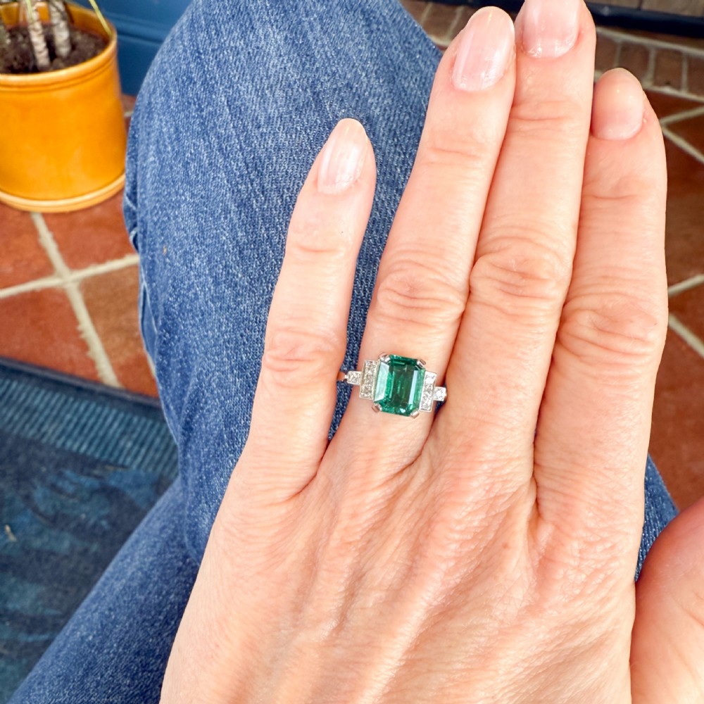Vintage 2.40 Carat Insignificant Oil Emerald Ring View VII