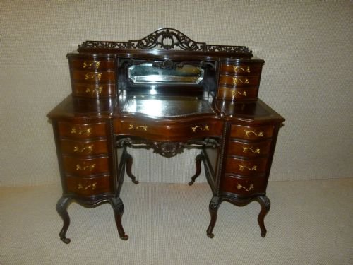 Suberb Mahogany Desk