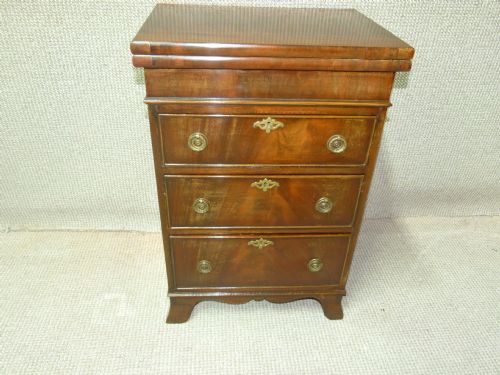 Mahogany Games Chest