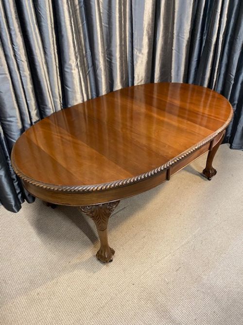 EXTENDING DINING TABLE