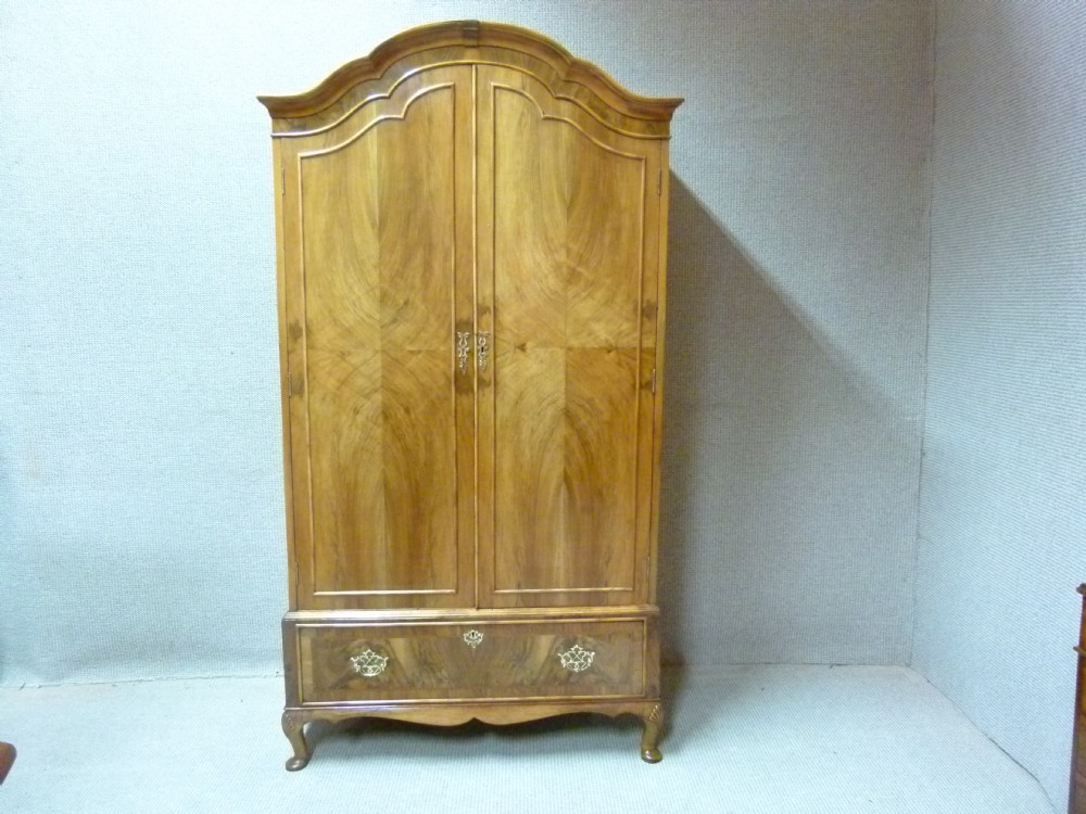 WALNUT WADROBE