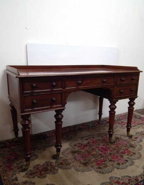 William IV Mahogany Kneehole Desk