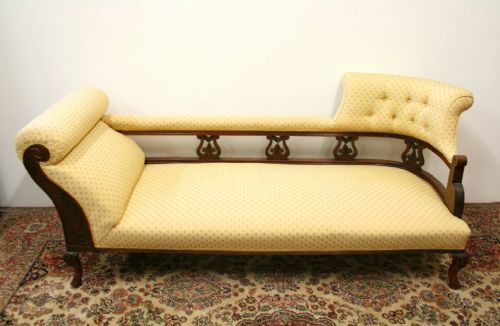 Late Victorian Walnut Framed Chaise Longue