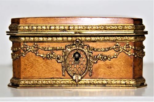 Antique Burr Maple Table Snuff Box