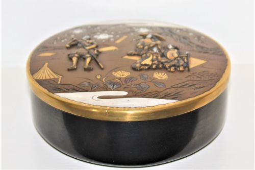 A FINE LARGE JAPANESE CIRCULAR BRONZE BOX THE LID IS FINELY WORKED WITH MIXED METAL OF SILVER GOLD AND BRONZE - ADDITIONAL PHOTO 7