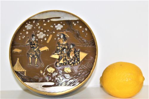 A FINE LARGE JAPANESE CIRCULAR BRONZE BOX THE LID IS FINELY WORKED WITH MIXED METAL OF SILVER GOLD AND BRONZE - ADDITIONAL PHOTO 1