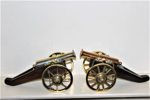 PAIR OF HAND MADE HEAVY POLISHED BRONZE DESK CANNONS ON MAHOGANY UNDERCARRIAGE ENGLISH CIRCA 1880 - ADDITIONAL PHOTO 1