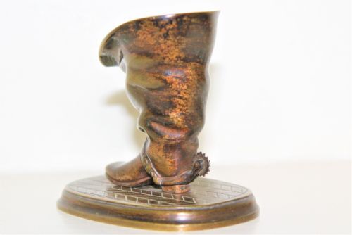 A WELL DEFINED 19TH CENTURY BRONZE NOVELTY PAPER WEIGHT DEPICTING A SPURRED BOOT - ADDITIONAL PHOTO 3