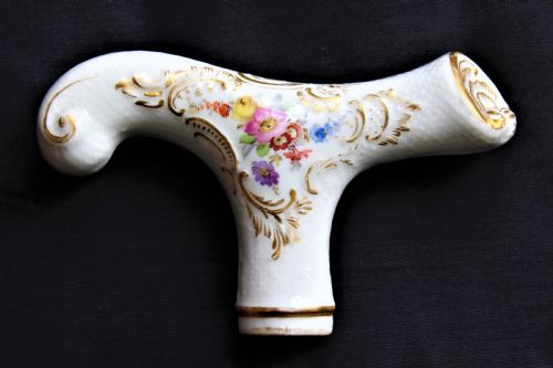 A FINE AND LARGE PORCELAIN MEISSEN WALKING STICK HANDLE BEAUTIFULLY HAND PAINTED WITH FLOWERS CIRCA 1880 TO 1900 - ADDITIONAL PHOTO 1
