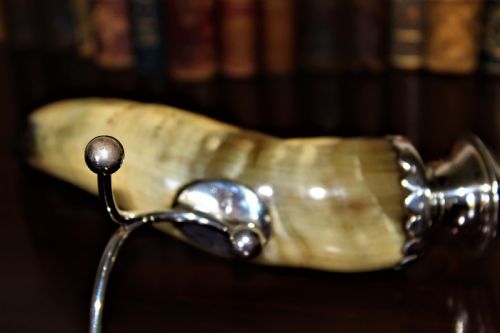 A FINE AND DECORATIVE HORN AND SILVER VICTORIAN CANDLE STICK - ADDITIONAL PHOTO 5