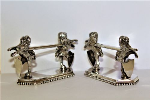 FINE QUALITY PAIR OF HEAVY GAUGE SILVER PLATED KNIFE RESTS DEPICTING RAMPANT LIONS - ADDITIONAL PHOTO 1